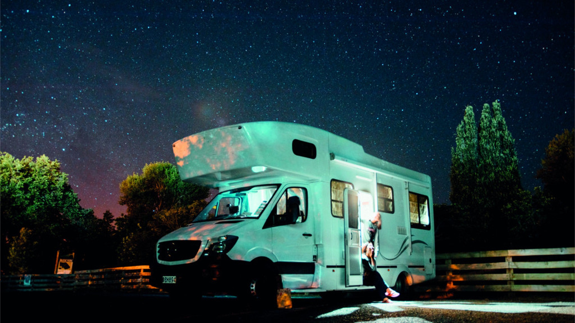 Camper di notte e cielo stellato